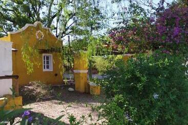 فندق صغير Posada En Las Tapias Translasierras