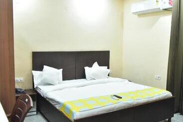 Отель Wedlock Subhash Chowk Gurgaon