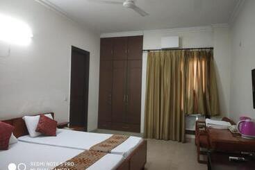 Panzió Deluxe Suite In Manor Inn Suites B 54, Sector 92