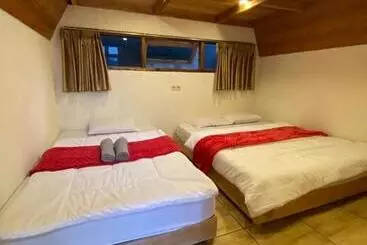 ユースホステル Martos Villa Dieng