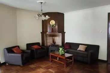 تختخواب و صبحانه Golden House Guesthouse