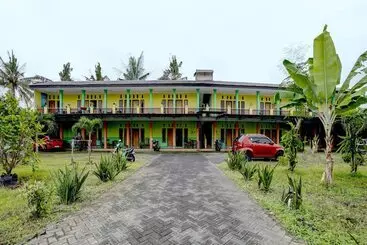 Hotel Spot On 92827 Anisah Adil Homestay Syariahnearsmart Kampung Desa Pakistaji
