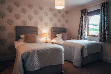 Beautiful Cottage In Idyllic Countryside Setting