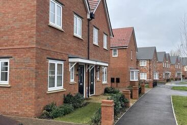 Residens Impeccable 3 Bed House In Northampton