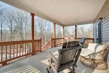 Mökkimajoitus Home Gym & Fireplace: Roaring River Retreat