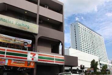 בית מלון כפרי Place2stay   Opposite Hilton