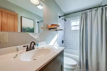 Mökkimajoitus Bryson City Cabin: Deck & Mountain View Hot Tub