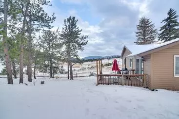 Mökkimajoitus 6 Mi To Staunton State Park: Conifer Home W/ Deck