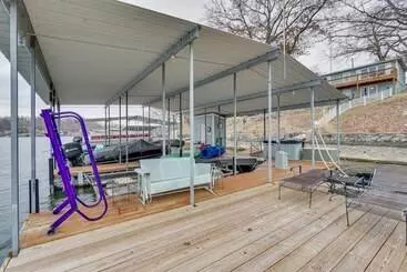 Mökkimajoitus Lakefront Gravois Mills Home W/ Dock, Dogs Welcome