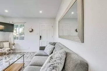 Mökkimajoitus Pet Friendly Oceanside Gem W/ Patio, Walk To Beach