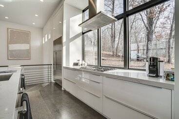 Kır Evi Wisconsin Home W/ Infinity Pool, Hot Tub & Deck!