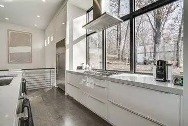 Mökkimajoitus Wisconsin Home W/ Infinity Pool, Hot Tub & Deck!