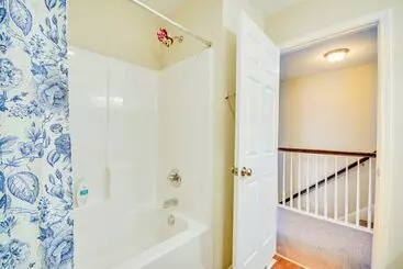 Mökkimajoitus Charming High Point Home W/ Yard: 4 Mi To Hpu!