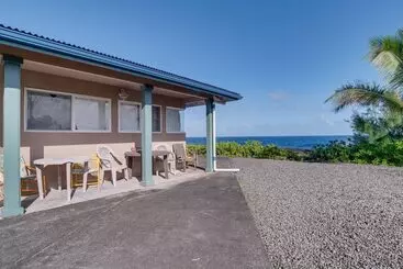 Mökkimajoitus Coastal Keaau Home: Ocean & Sunrise Views, Pool