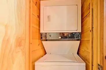 Mökkimajoitus Cozy Blue Ridge Cabin W/ Hot Tub!