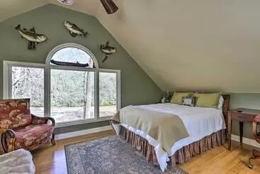 Mökkimajoitus Cozy Creekside Cabin W/ Grill: Fish & Explore!