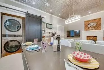 Mökkimajoitus Cozy + Modern Norcross Hideaway W/ Covered Porches