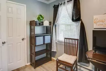 コテージ Hampton Vacation Rental: Central Location, Patio