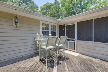 茅舍 Jonesboro Home W/ Screened In Porch & Fire Pit!