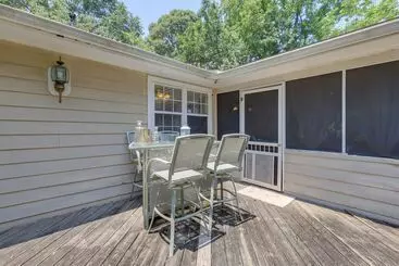 Mökkimajoitus Jonesboro Home W/ Screened In Porch & Fire Pit!