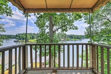 Mökkimajoitus Lakefront Home W/ Entertainment Space & Dock!