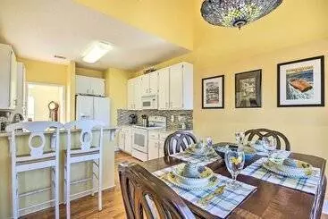 Mökkimajoitus Luxe Lake House W/ Pool & Dock On Deep Water Cove!