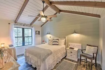 Deck & Fire Pit Bliss: Mountaintown Creek Cottage!