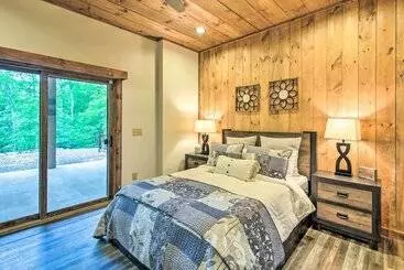 Mökkimajoitus Riverside Mtn Retreat W/ Hot Tub & Game Room!