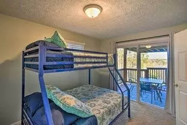 Mökkimajoitus Upscale Lakefront Retreat W/ Dock And 2 Decks!