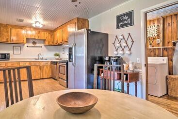 Vidéki Ház Wine Country Retreat W/ Fire Pit + Sunroom!