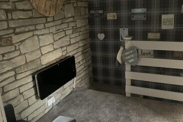 Captivating 1 Bed Cottage In Halifax