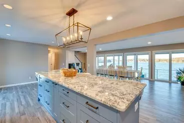 Mökkimajoitus Luxe Pennsylvania Lakefront Vacation Rental!