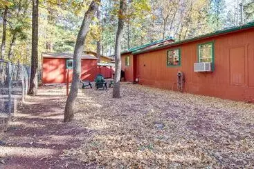 コテージ Pinetop Lakeside Cabin Rental: Porch & Fire Pit!