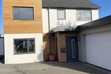 レジデンス Impeccable 3 Bed House   Topsham, Exeter