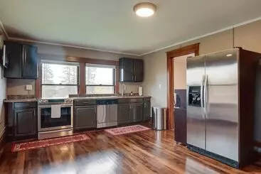 Mökkimajoitus Spacious Home In Ramsay: 9 Smart Tvs + Pool Table!