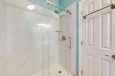 Mökkimajoitus Waterfront Topping Vacation Home W/ Boat Dock!