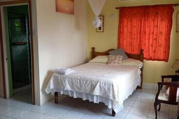 پانسیون Happy Grove Lodge