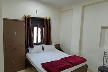 Hotel Aashray