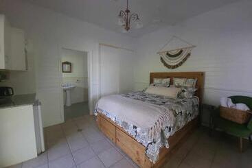 Ribbonwood Bed & Breakfast, Emu Park Qld