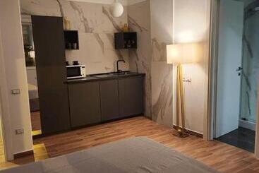 Bed and Breakfast Holding House Close Train Station And Port