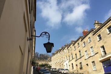 تختخواب و صبحانه Quiet Lower Floor 2 Bed City Apartment With Private Patio Garden