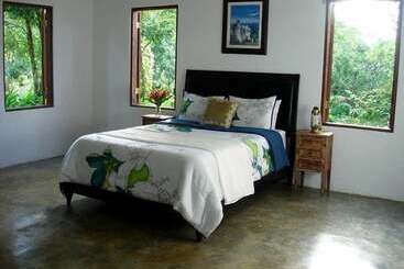 تختخواب و صبحانه Serenity Rainforest Retreat