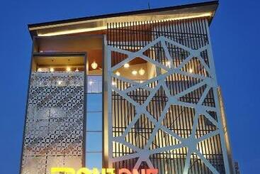 Front One Hotel Sragen