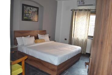 Pensjonat Meeram Ganga, A Heritage Stay By The Ganges At Triveni Ghat