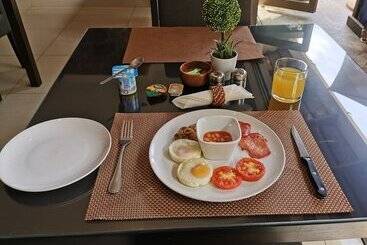 פנסיון Aerotropolis Guest Lodge