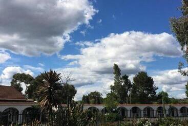 Azalea Motel