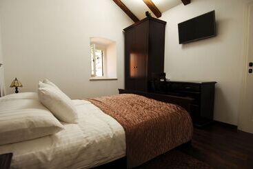 Sunce Palace Apartments With Free Offsite Parking