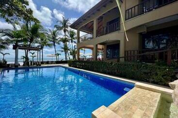 호텔 The Backyard Beachfront