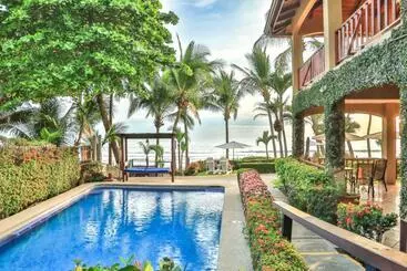 Hotelli The Backyard Beachfront