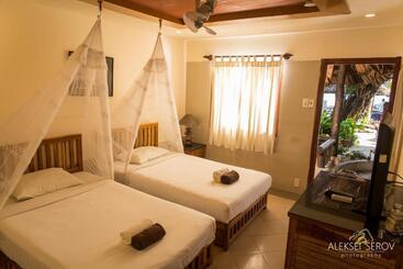 Joe S Cafe & Garden Resort